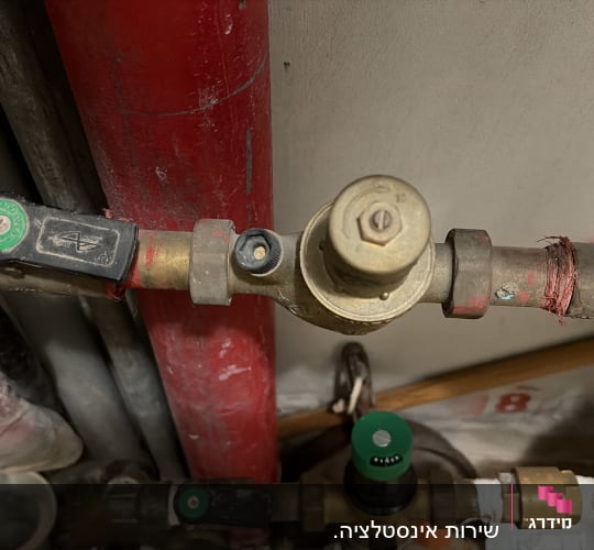 צנרת ומחברים עם ברזים במערכת מים